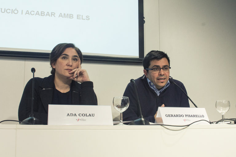 Carmena y Colau afrontan las elecciones con un suspenso en políticas públicas