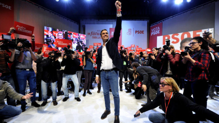 Playa y procesiones, la «surrealista» campaña electoral en Semana Santa con el 28-A