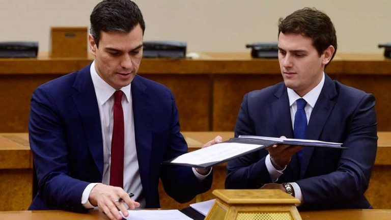 Cuando Sánchez y Rivera pactaron la reforma más ambiciosa desde la Transición Cuando Sánchez y Rivera pactaron la reforma más ambiciosa desde la Transición