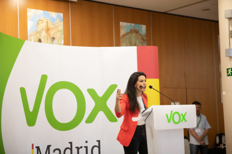 Monasterio pasa del lenguaje inclusivo y utiliza el masculino en sus cargos de Vox