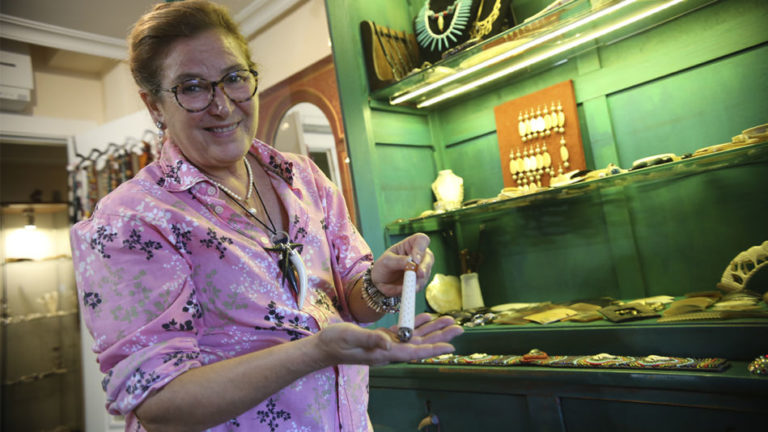 Los otros candidatos de Vox: de una diseñadora de joyas con huesos a un arabista Los otros candidatos de Vox: de una diseñadora de joyas con huesos a un arabista