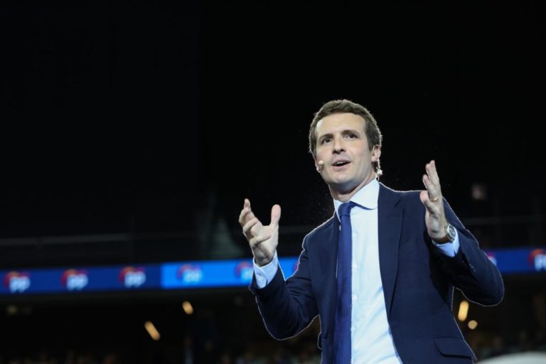 Expectación en las filas populares ante el discurso de Casado tras la debacle electoral