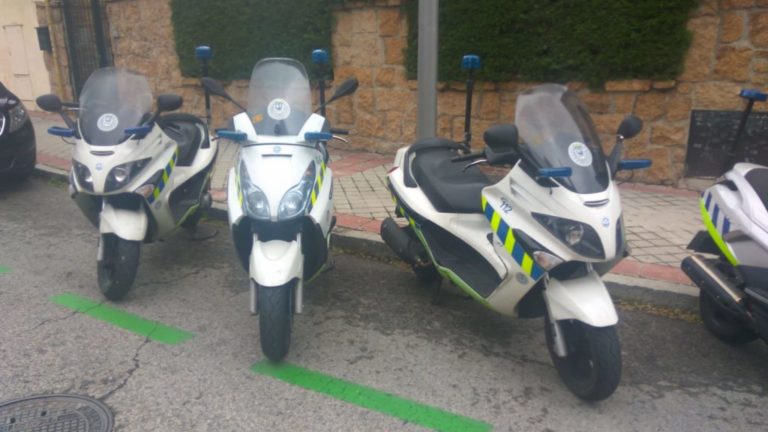 Carmena ‘pasa’ de colocar pegatinas a los vehículos de sus agentes de movilidad Carmena ‘pasa’ de colocar pegatinas a los vehículos de sus agentes de movilidad