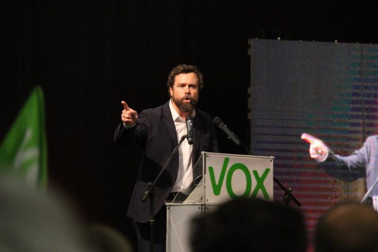 Insultos y amenazas en un acto de Vox: «Fuera fascistas»