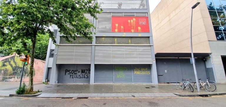Pintadas en la sede del PSC: «Nazis fascistas y «súbditos de Vox»