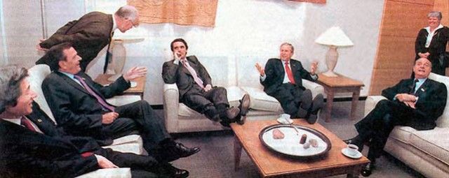 El PP andaluz vuelve a liarla con una foto bizarra 2 Moncloa Aznar y Bush con los pies encima de la mesa en una reunion del G8 Moncloa