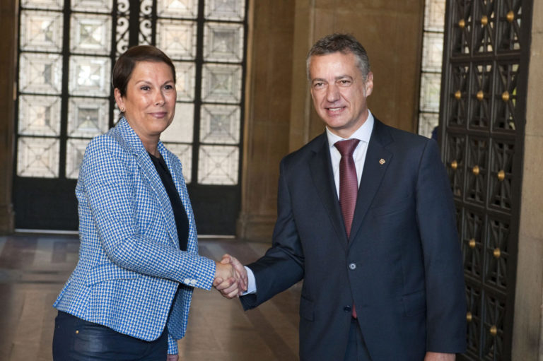 Bildu y PNV preparan un plan para derribar el gobierno de Navarra Suma