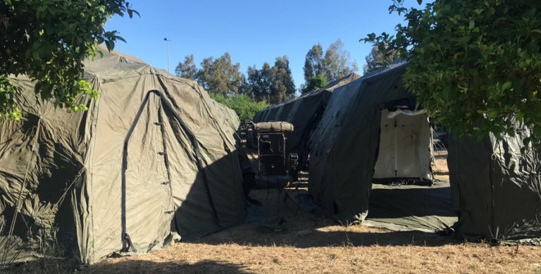 Día de las FAS: La Guardia Real, uniforme de gala de día, tiendas de campaña de noche