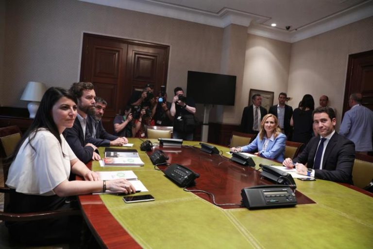 El PP sí tiende su mano a Vox: primera reunión entre ambos partidos