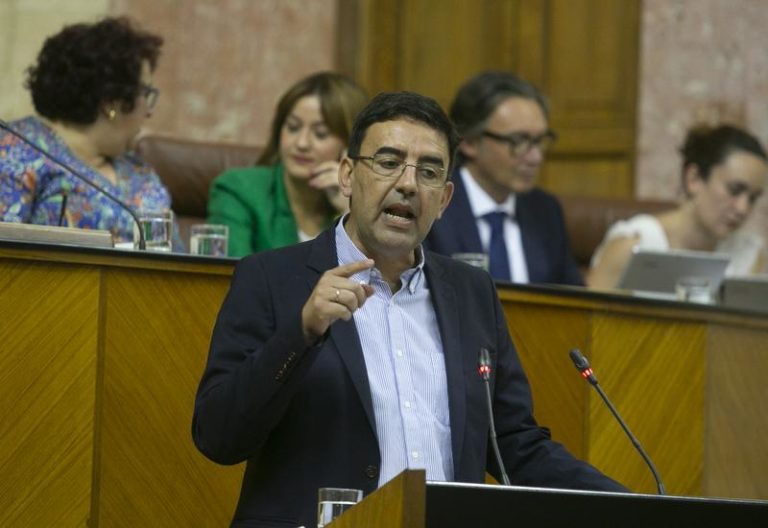 El PSOE describe la aprobación del presupuesto andaluz como la «puesta de largo del tripartito de derechas»