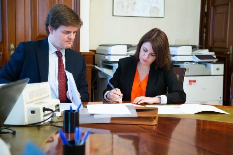 Junts y ERC cierran la ronda de contactos para la investidura de Sánchez