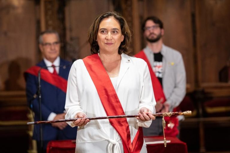 Ada Colau, investida alcaldesa de Barcelona con los tres votos de Valls