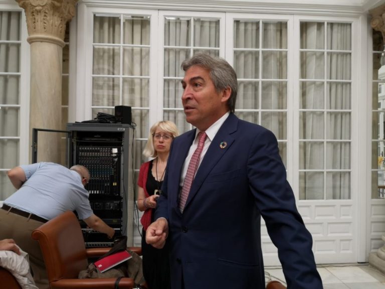 El delegado del Gobierno en Andalucía lamenta que PP y Cs no condenen las palabras de Serrano