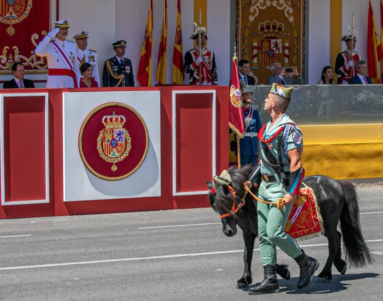 Los Reyes presiden el Día de las Fuerzas Armadas y los políticos felicitan a los militares