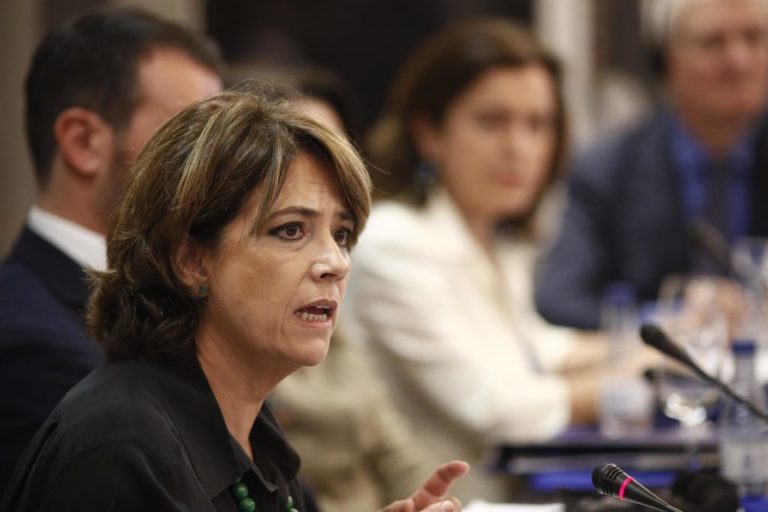 Delgado lamenta los «insultos» de Vox y espera que se pronuncie la Fiscalía