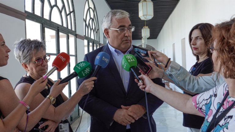 El PSOE-A denuncia que Vox quiere destruir 9.000 empleos públicos