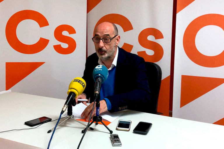 Félix Álvarez regresa con mal pie a Cantabria tras ser arrollado por Revilla