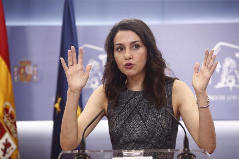 Arrimadas pide a Vox que frene los bloqueos en Madrid y Murcia