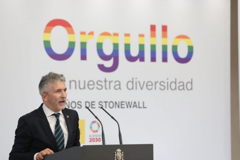 Marlaska ataca a Cs por pactar con quien limita los derechos LGTBI