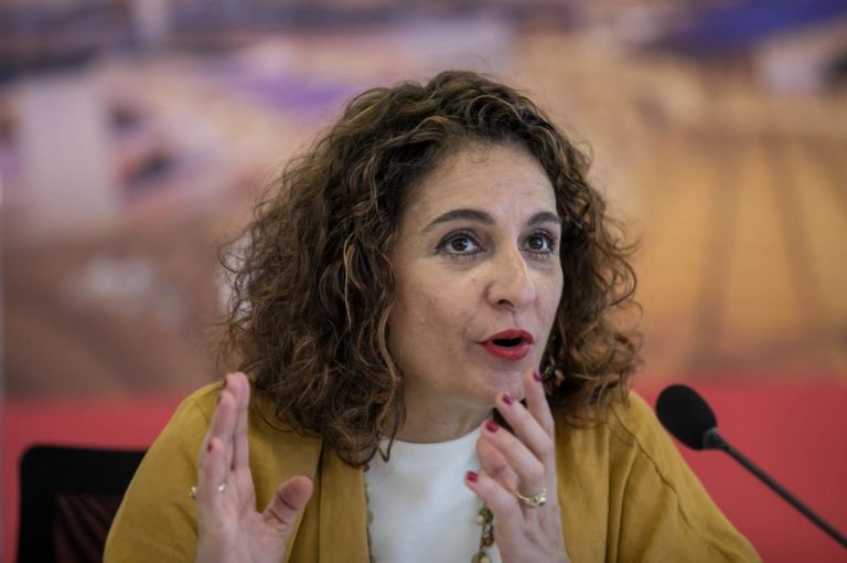 Montero hace una última llamada a los partidos a «repensar» su postura ante la investidura