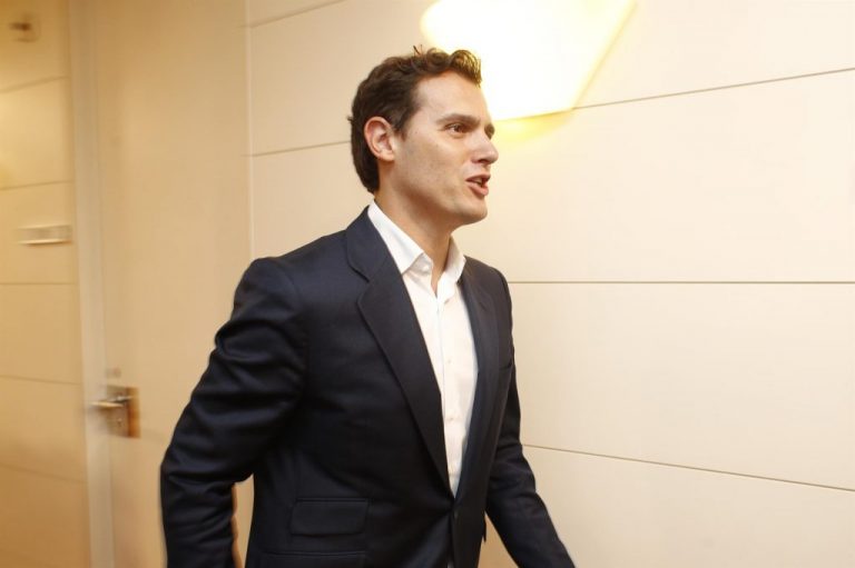 Rivera: “Sánchez no es el Rey, que deje de hacer teatro”