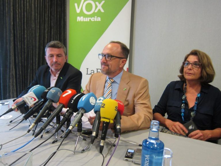 Vox enseña a PP y Cs sus bases para bendecir un gobierno en Murcia