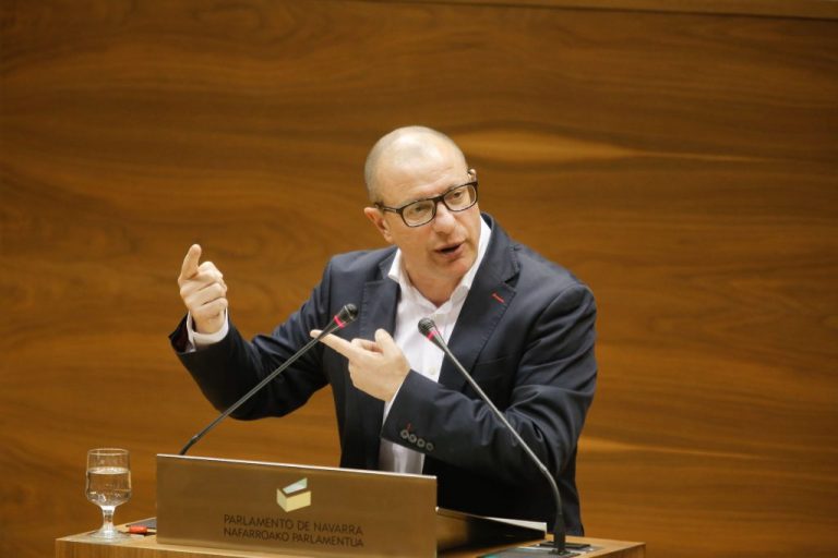 El guiño de María Chivite a Ferraz suaviza el cambio en Navarra