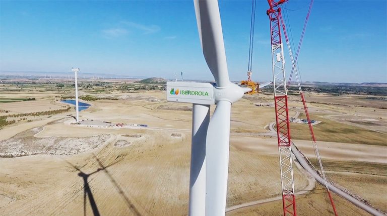 Iberdrola y Naturgy, las eléctricas que reciclan a los políticos socialistas