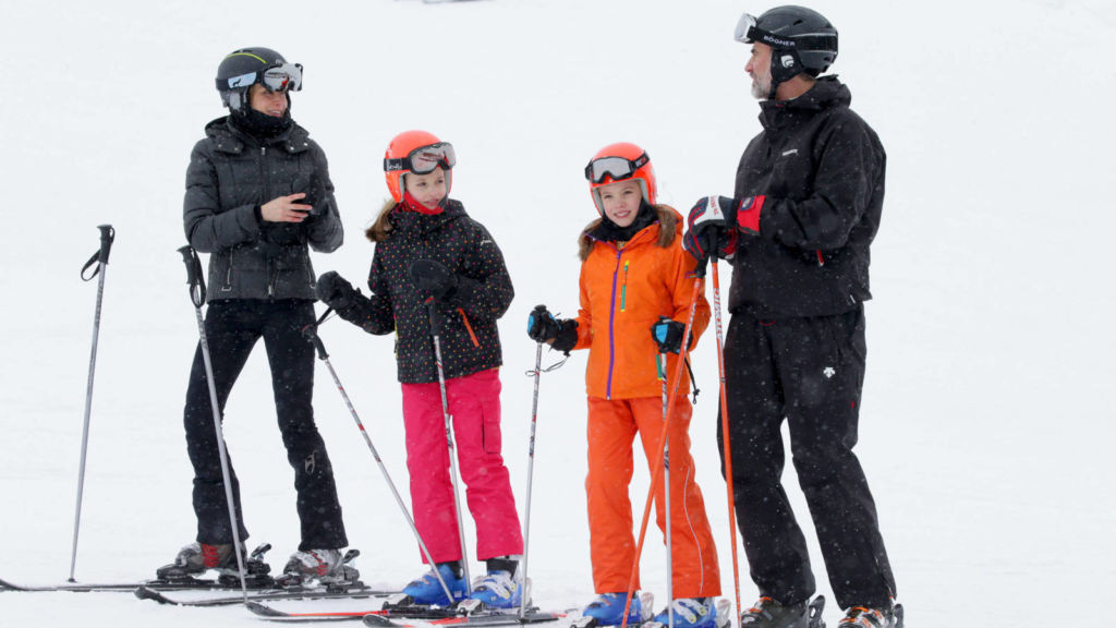 Así llevan Leonor y Sofía sus vacaciones ante las cámaras 2 Moncloa Leonor Sofia