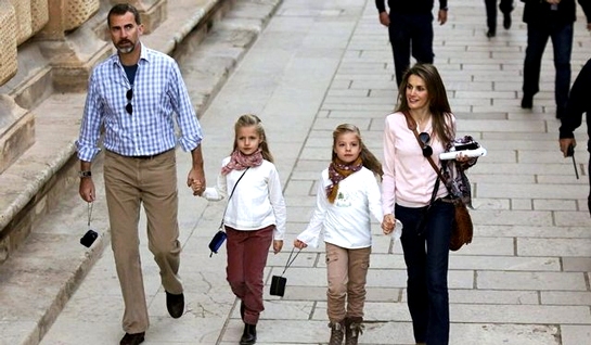 Así llevan Leonor y Sofía sus vacaciones ante las cámaras 3 Moncloa Leonor Sofia