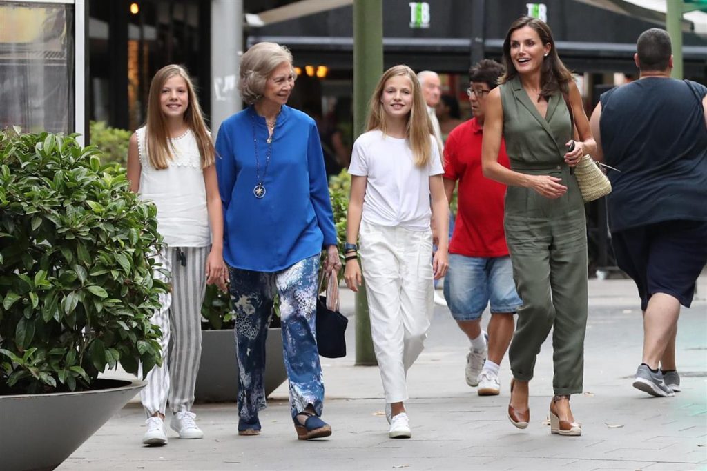 La reina Sofía vuelve a la escena pública 2 Moncloa cine1 1 Moncloa