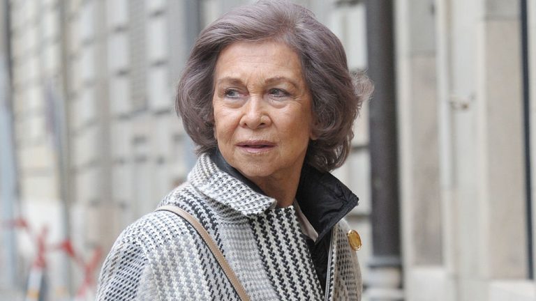 La reina Sofía vuelve a la escena pública