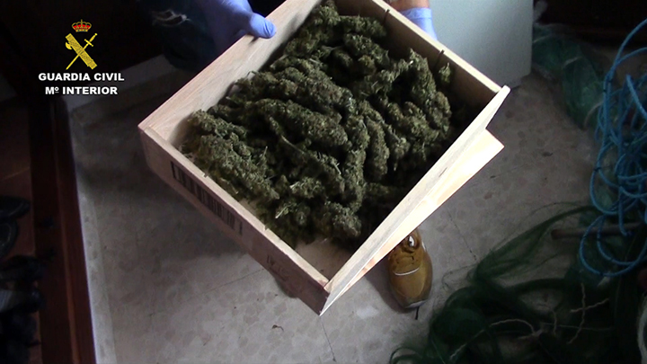 La Guardia Civil desarticula una banda dedicada al tráfico de hachís 1 Moncloa Una tonelada de hachís ha sido intervenida por la Guardia Civil