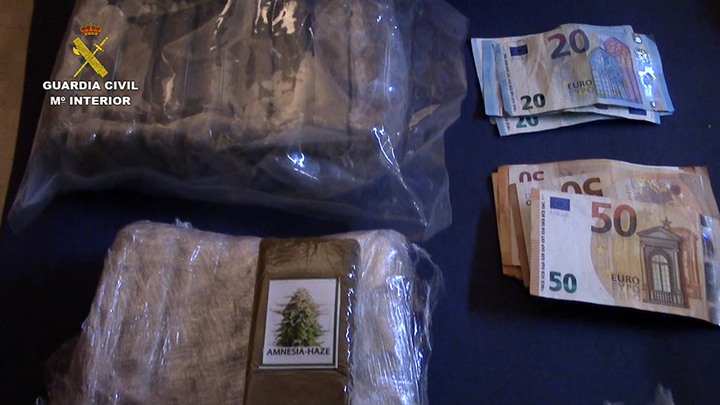La Guardia Civil desarticula una banda dedicada al tráfico de hachís 2 Moncloa Incautada más de una tonelada de hachís en Málaga