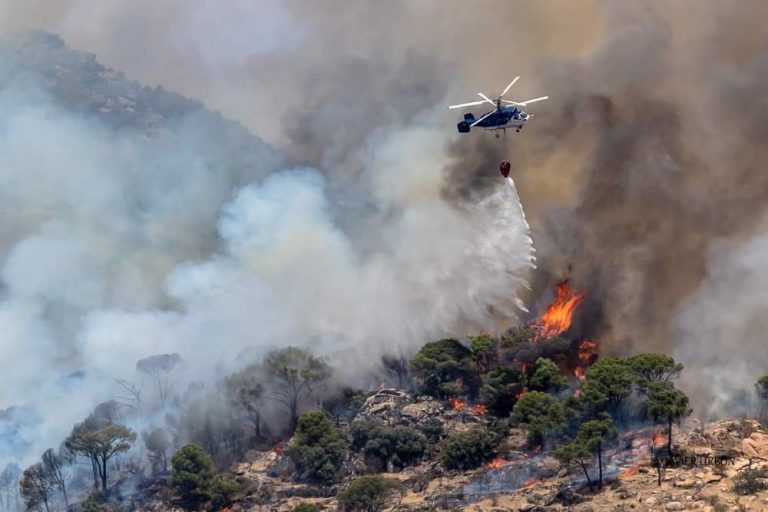 Los bomberos forestales de Madrid trasladan su protesta del monte al corazón de la capital