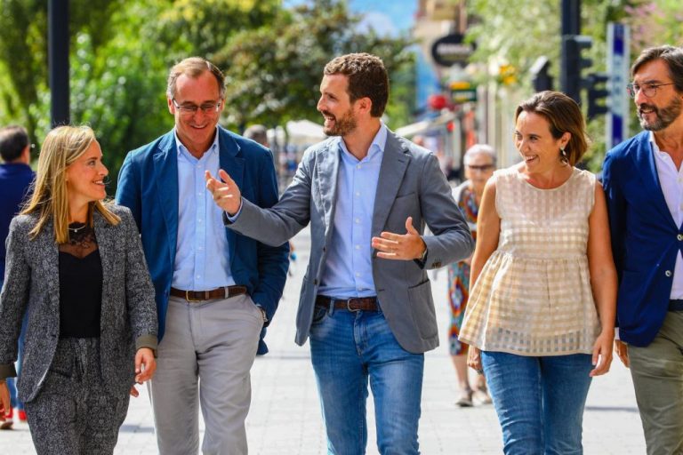 Casado llama a Cs y Vox a integrarse donde no obtuvieron representación