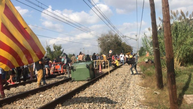Los manifestantes bloquean las vías del AVE en Girona y ocupan El Prat