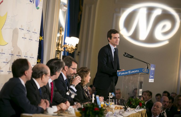 La vieja guardia del PP compromete a Casado, que regresa al ‘arriolismo’