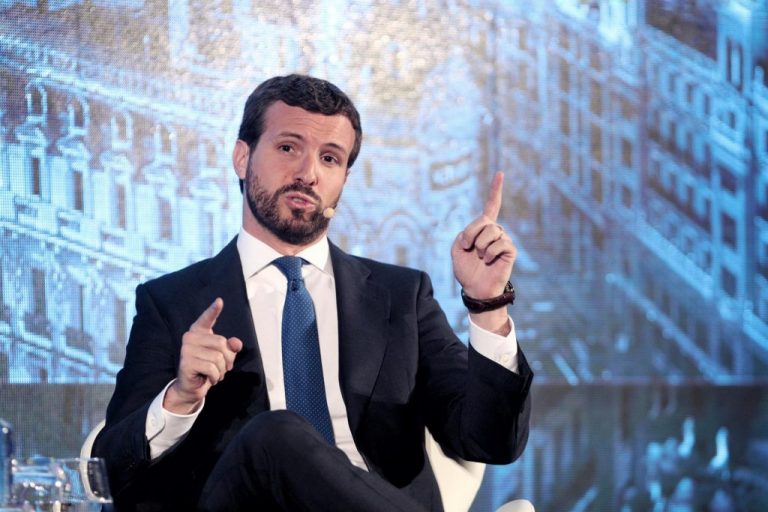 El PP acusa al PSOE de agarrarse a la bandera de España