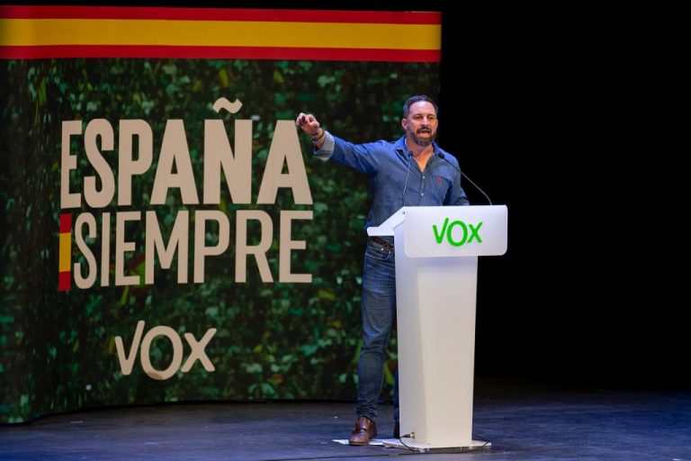 Vox llena Colón y exhibe una bandera de España de 1.000 m2