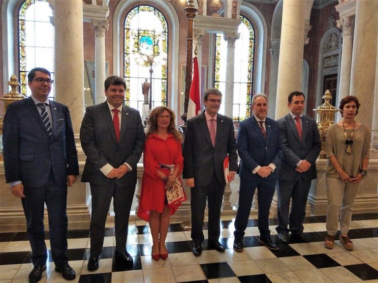 Almeida, el alcalde que más cobra de España, supera los 100.000€