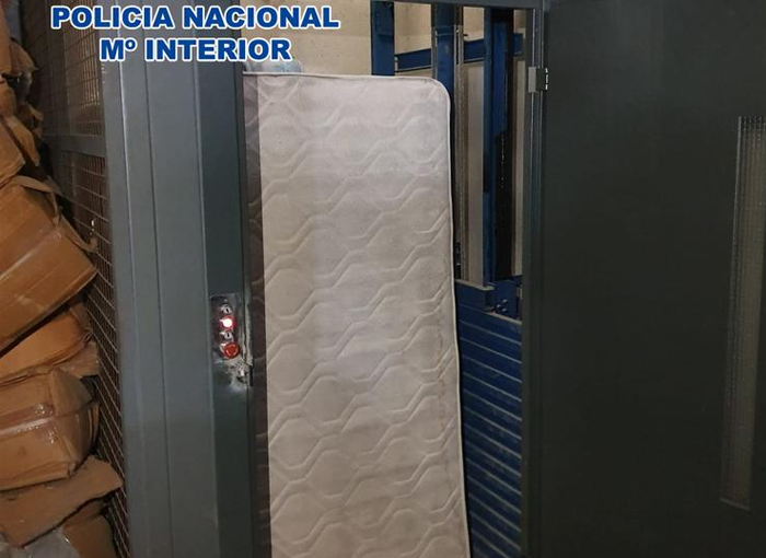 Madrid: Detenidos dos ciudadanos chinos que secuestraron 5 días a un compatriota 1 Moncloa La Policía Nacional detiene en Madrid a dos secuestradores chinos que tuvieron secuestrado a un compatriota