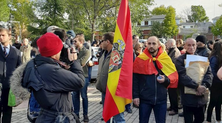 Los franquistas golpean e insultan a la prensa durante la exhumación