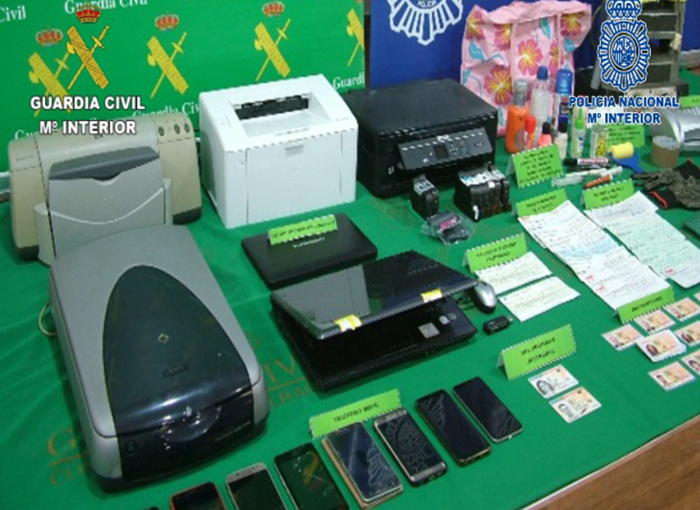 La Policía Nacional y la Guardia Civil desarticulan una red especializada en el cobro de pagarés y cheques falsos 1 Moncloa Detenidos por parte de la La Guardia Civil y la Policía Nacional 33 personas pertenecientes a la red