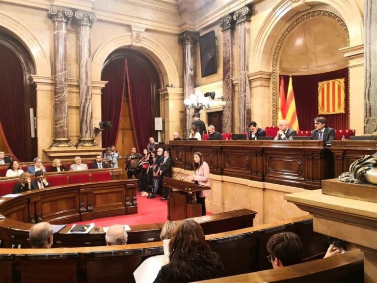 Fracasa la moción de censura contra Torra con la abstención del PSC