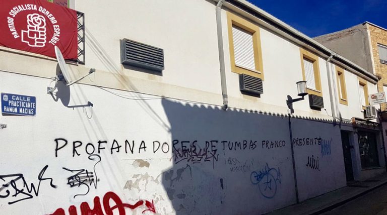 Pintadas en la sede del PSOE de Valdemoro: «Profanadores de tumbas»