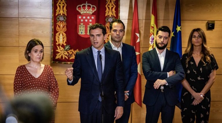 Rivera pide a Sánchez que apoye su moción de censura contra Torra