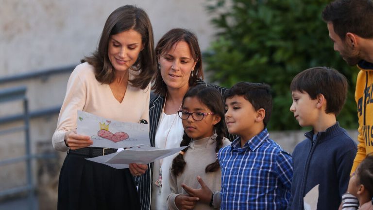 Cómo se relaciona la reina Letizia con su antigua profesión de periodista