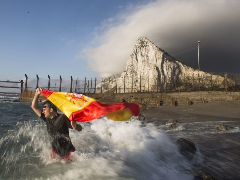 Vox no se rinde con Gibraltar: las polémicas con la bandera y la Falange