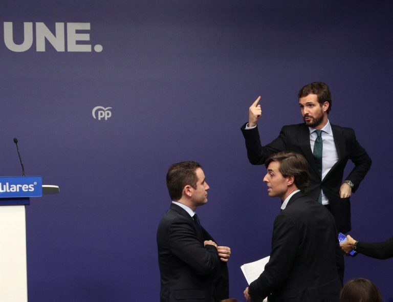 «Cabreo» en el PP: El PSOE ignoró las llamadas de Casado